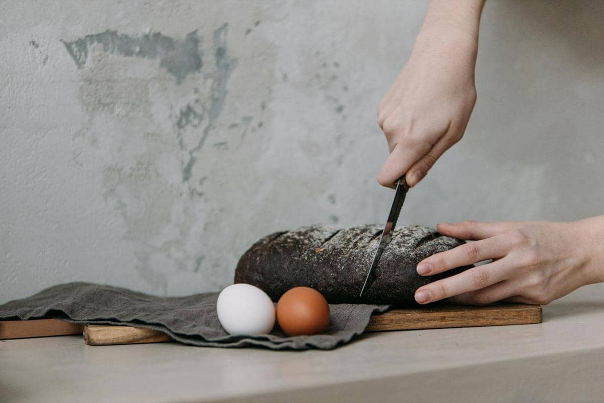 ilustrasi memotong roti