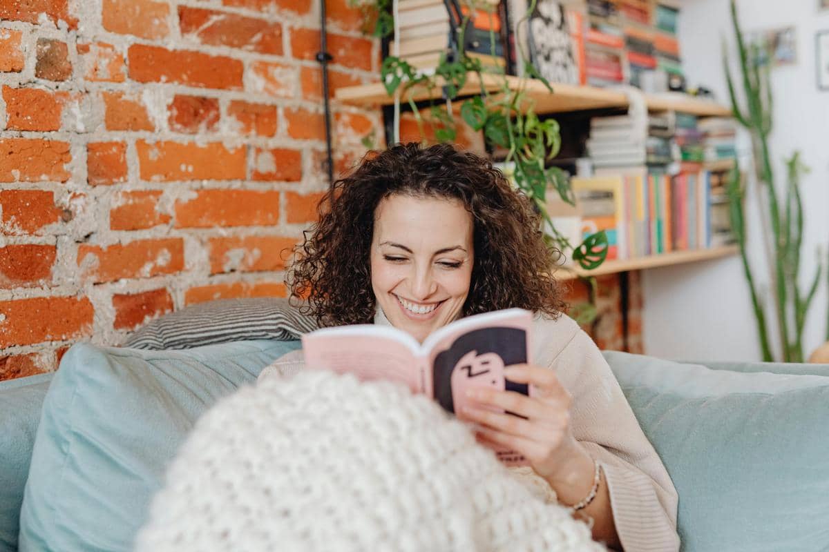 Kenapa Membaca Buku Fiksi Tetap Penting? Ini 5 Manfaat Literasinya