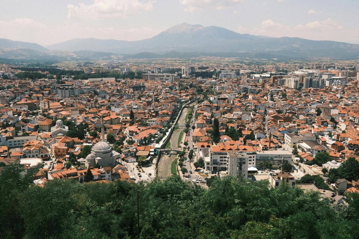 potret kota Prizren dengan pegunungan