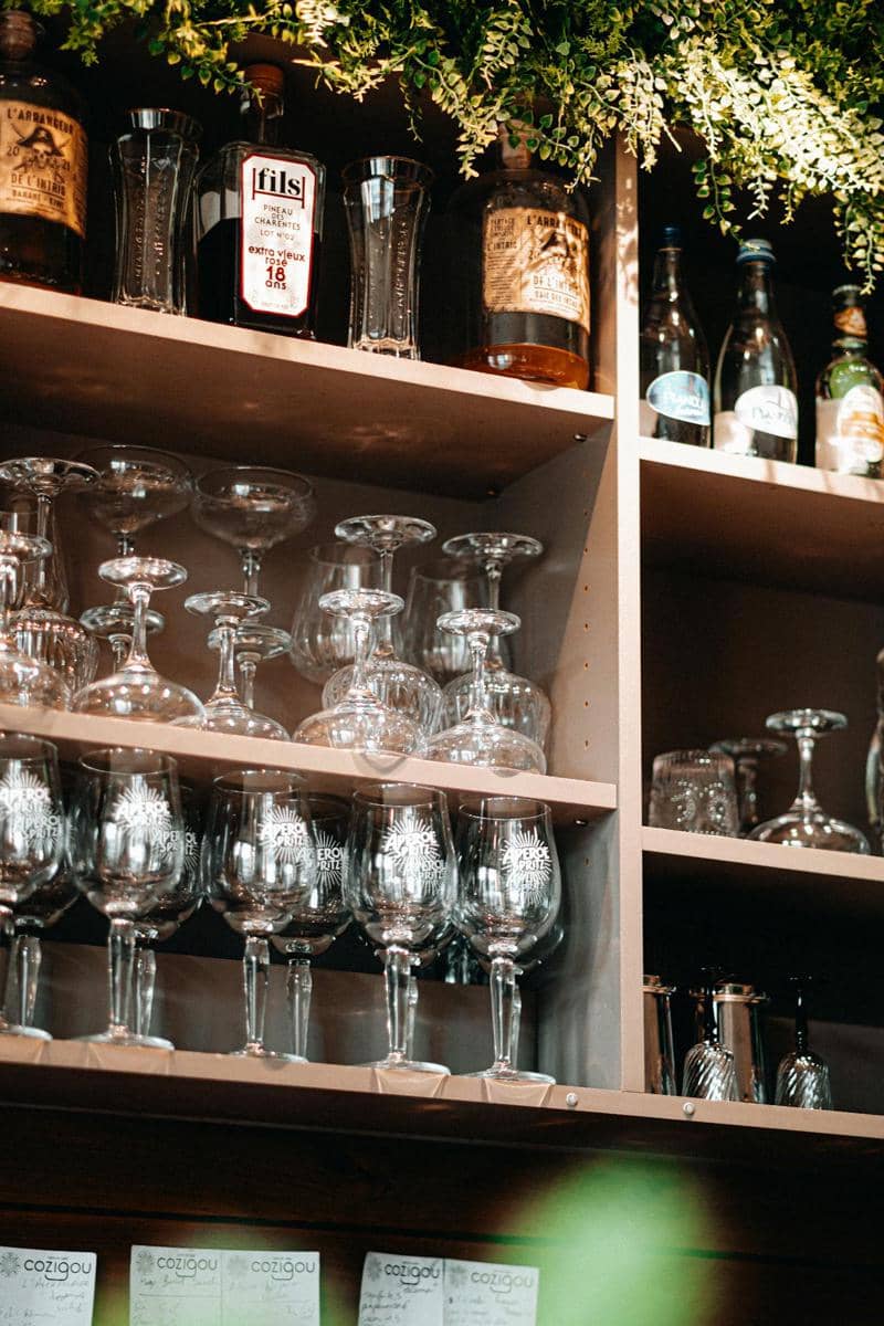 ilustrasi ambalan kayu terbuka untuk koleksi gelas unik