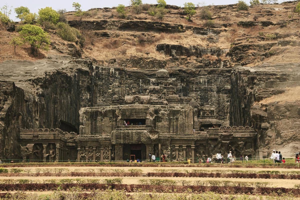 potret Kuil Kailasa di Gua Ellora, monumen “satu batu” terbesar di dunia yang dipahat dari satu bongkah batu utuh.