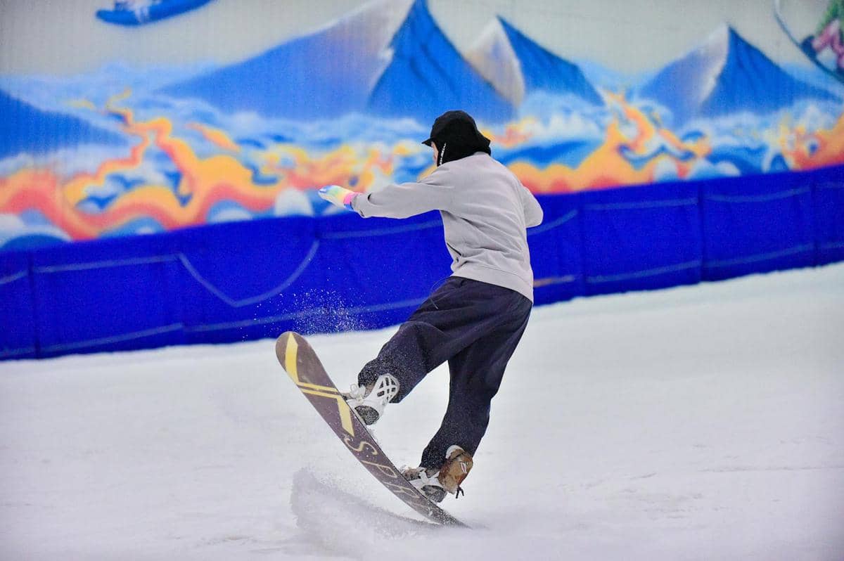ilustrasi wisatawan sedang bermain ice skating