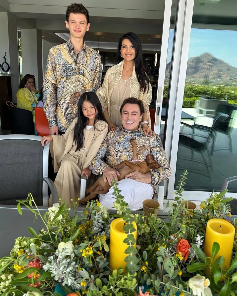 Inspirasi OOTD keluarga ala Farah Quinn