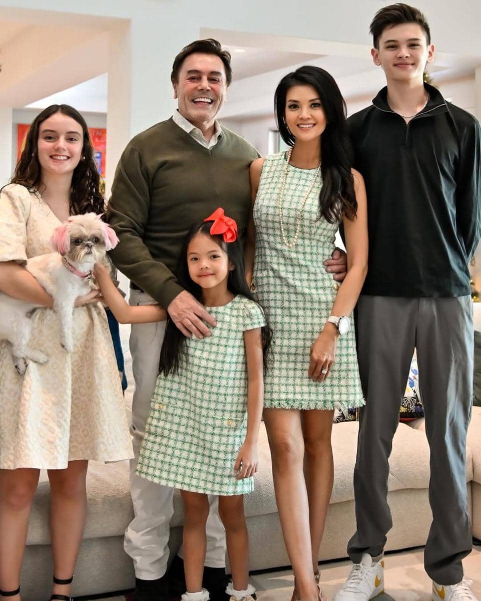 Inspirasi OOTD keluarga ala Farah Quinn 