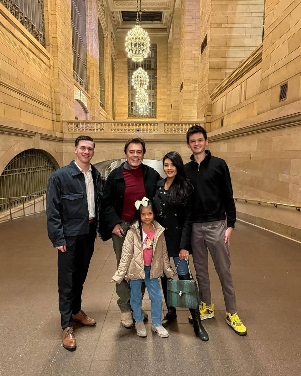  Inspirasi OOTD keluarga ala Farah Quinn 