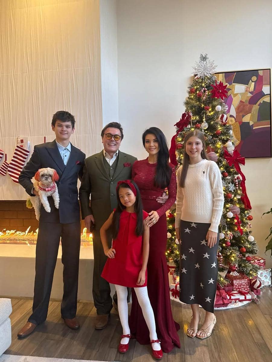  Inspirasi OOTD keluarga ala Farah Quinn