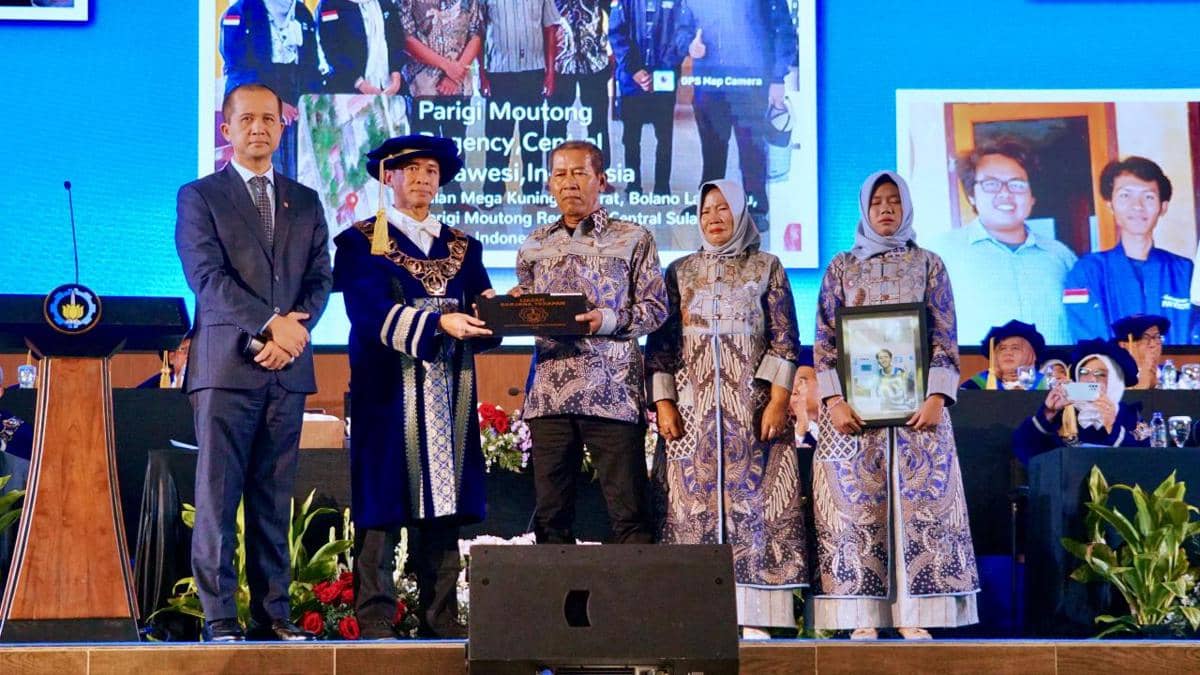 Meninggal Saat Mengabdi, Mentrans Serahkan Ijazah Wisudawan ITS 