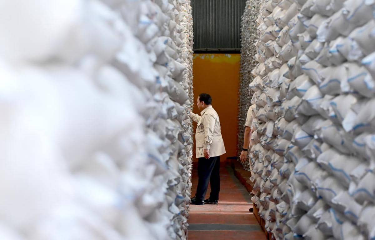 Prabowo Sidak ke Gudang Bulog Danurejo Magelang, Pastikan Stok Aman