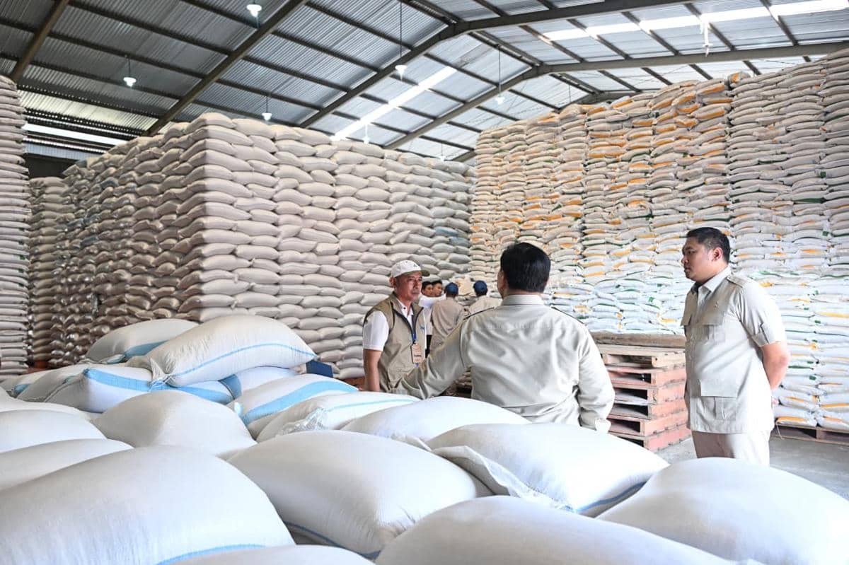 Presiden Prabowo Subianto saat sidak ke Kompleks Gudang Bulog Danurejo di Kabupaten Magelang, Jawa Tengah, Sabtu (18/4/2026). (Muchlis Jr/Biro Pers, Media, dan Informasi Sekretariat Presiden)