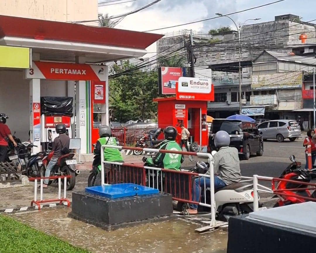 Pengisian BBM di SPBU Veteran Palembang pasca kenaikan BBM Non-Subsidi yang berlaku pukul 00.00 WIB, Sabtu (18/4/2026).