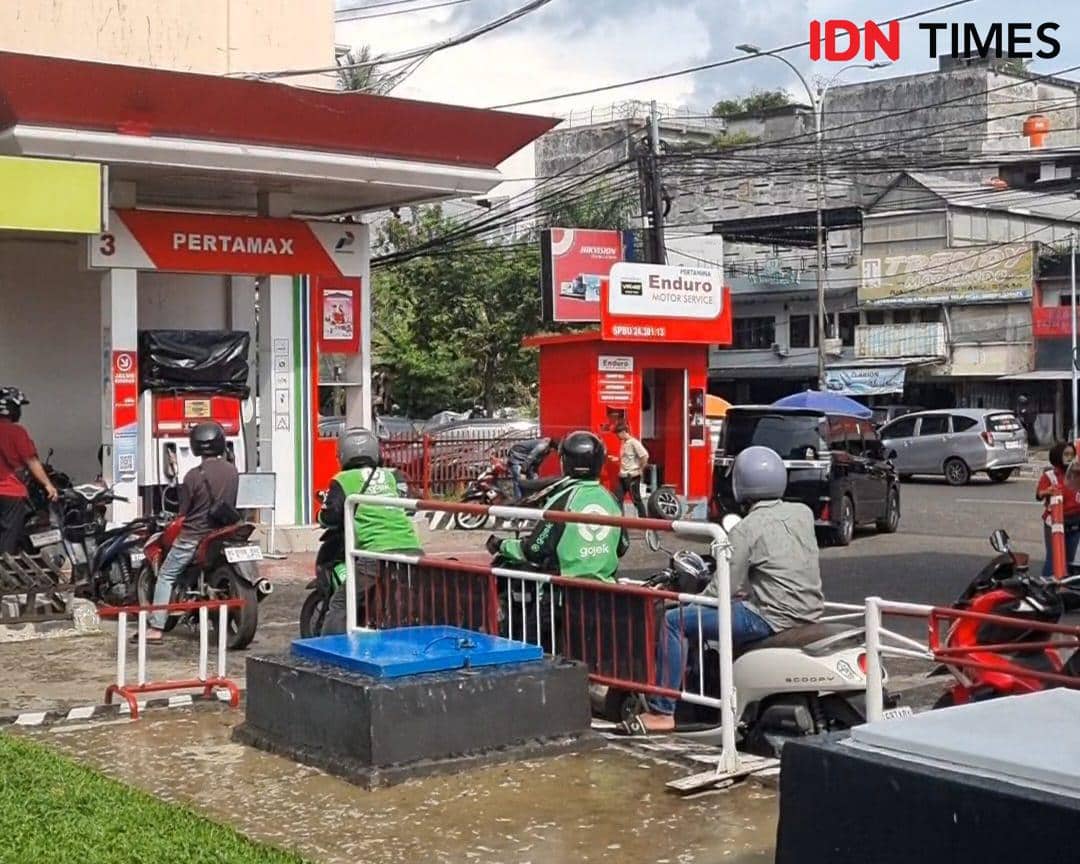 Pengisian BBM di SPBU Veteran Palembang pasca kenaikan BBM Non-Subsidi yang berlaku pukul 00.00 WIB, Sabtu (18/4/2026) (IDN Times/Rangga Erfizal)