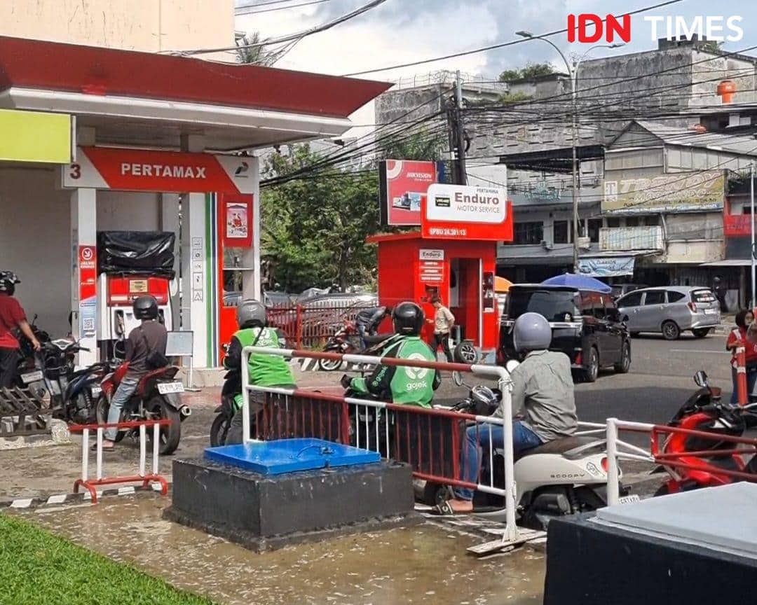 Pengisian BBM di SPBU Veteran Palembang pasca kenaikan BBM Non-Subsidi yang berlaku pukul 00.00 WIB, Sabtu (18/4/2026) (IDN Times/Rangga Erfizal)
