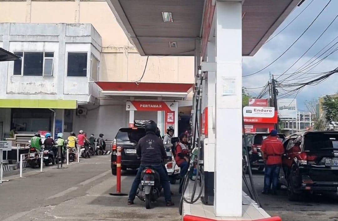 Pengisian BBM di SPBU Veteran Palembang pasca kenaikan BBM Non-Subsidi yang berlaku pukul 00.00 WIB, Sabtu (18/4/2026) (IDN Times/Rangga Erfizal)