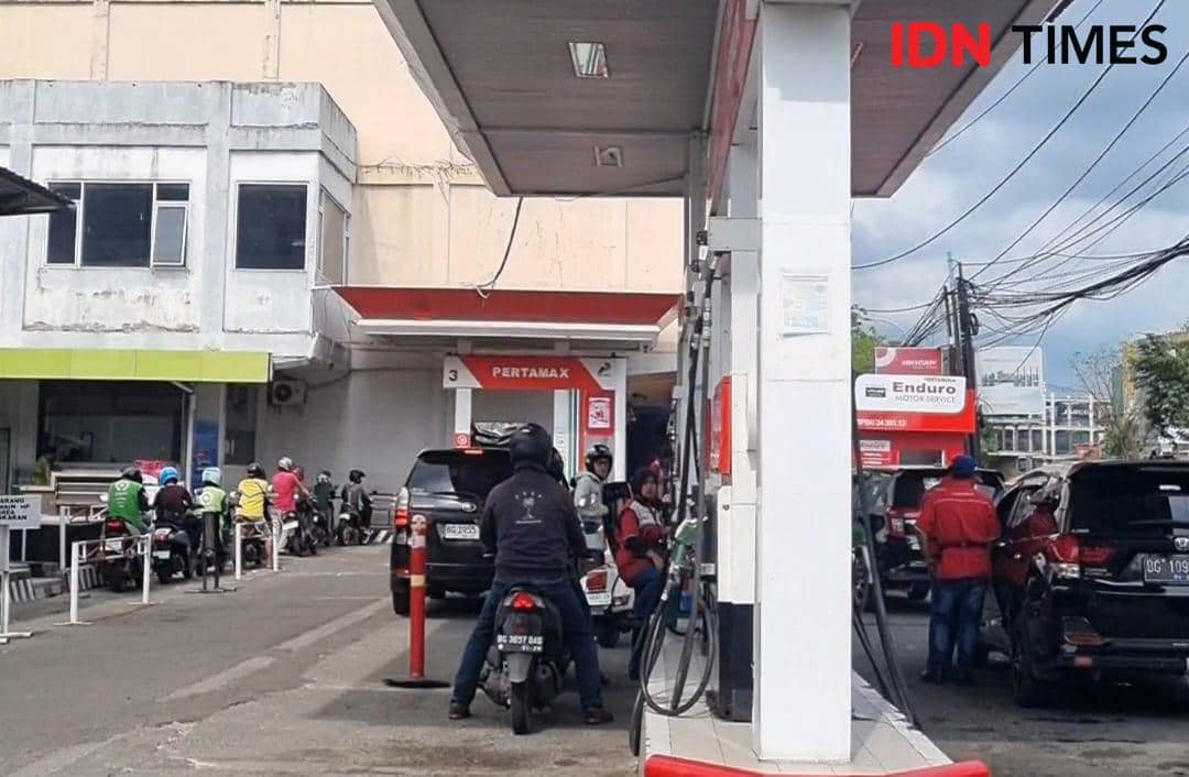 Pengisian BBM di SPBU Veteran Palembang pasca kenaikan BBM Non-Subsidi yang berlaku pukul 00.00 WIB, Sabtu (18/4/2026) (IDN Times/Rangga Erfizal)