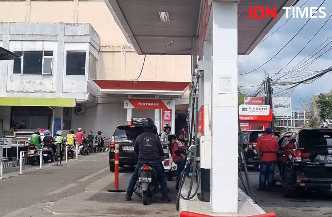 Pengisian BBM di SPBU Veteran Palembang pasca kenaikan BBM Non-Subsidi yang berlaku pukul 00.00 WIB, Sabtu (18/4/2026) (IDN Times/Rangga Erfizal)