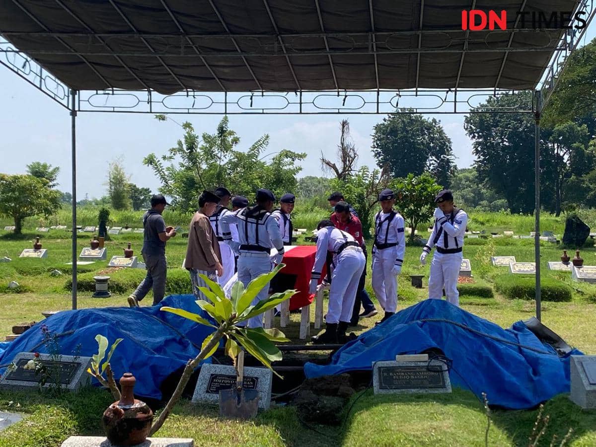 Haru Iringi Upacara Pemakaman Pilot Helikopter PK-CFX di Sidoarjo