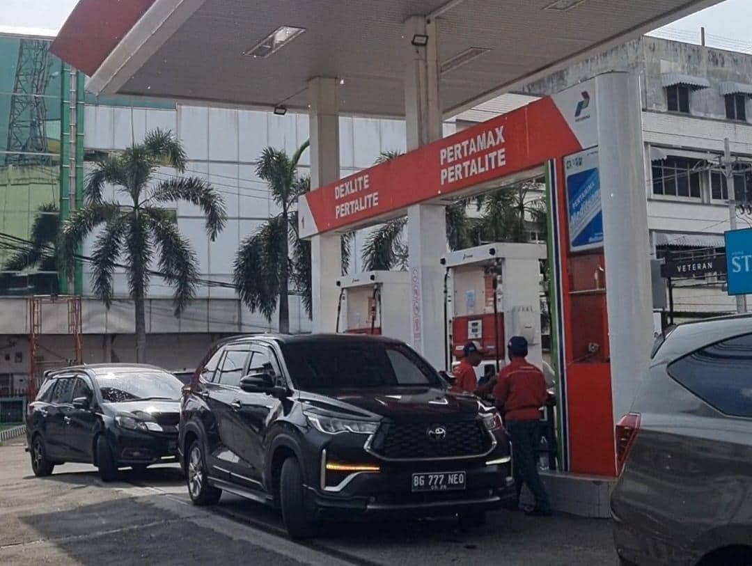 Pengisian BBM di SPBU Veteran Palembang pasca kenaikan BBM Non-Subsidi yang berlaku pukul 00.00 WIB, Sabtu (18/4/2026) (IDN Times/Rangga Erfizal)