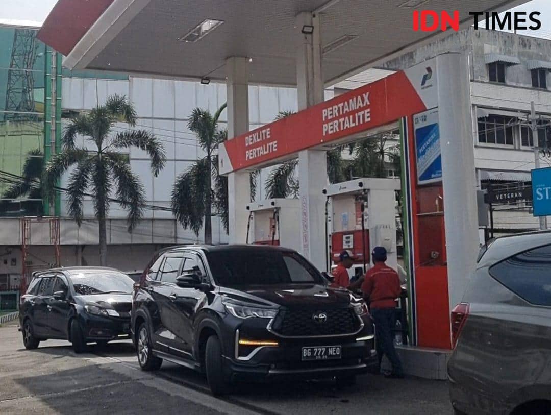 Pengisian BBM di SPBU Veteran Palembang pasca kenaikan BBM Non-Subsidi yang berlaku pukul 00.00 WIB, Sabtu (18/4/2026) (IDN Times/Rangga Erfizal)