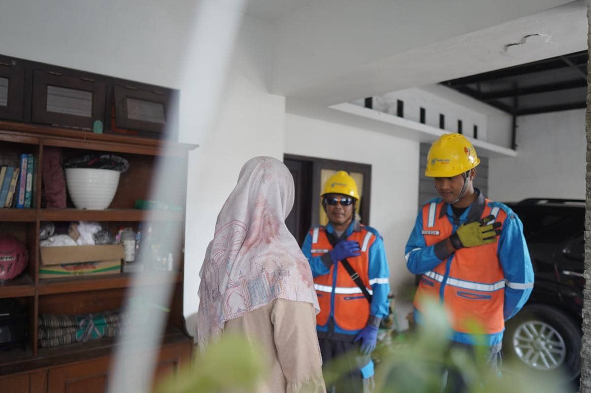 pln, petugas pln, tambah daya listrik