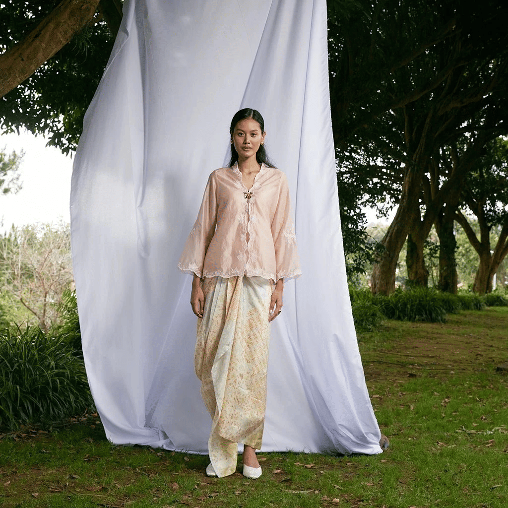 Sheer Embroidered Kebaya Classic dari Kalëa Space