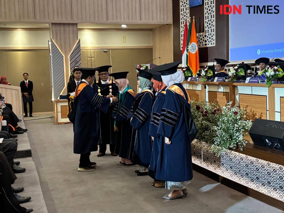 Universitas Ahmad Dahlan (UAD) mengukuhkan empat guru besar baru di Amphitarium Gedung Utama Kampus IV UAD, Sabtu (18/4/2026). 