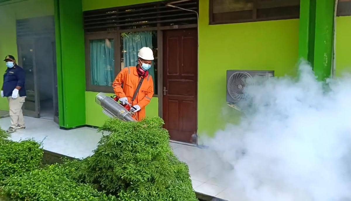Pastikan Calon Jemaah Terhindar DBD, Asrama Haji Surabaya Difogging