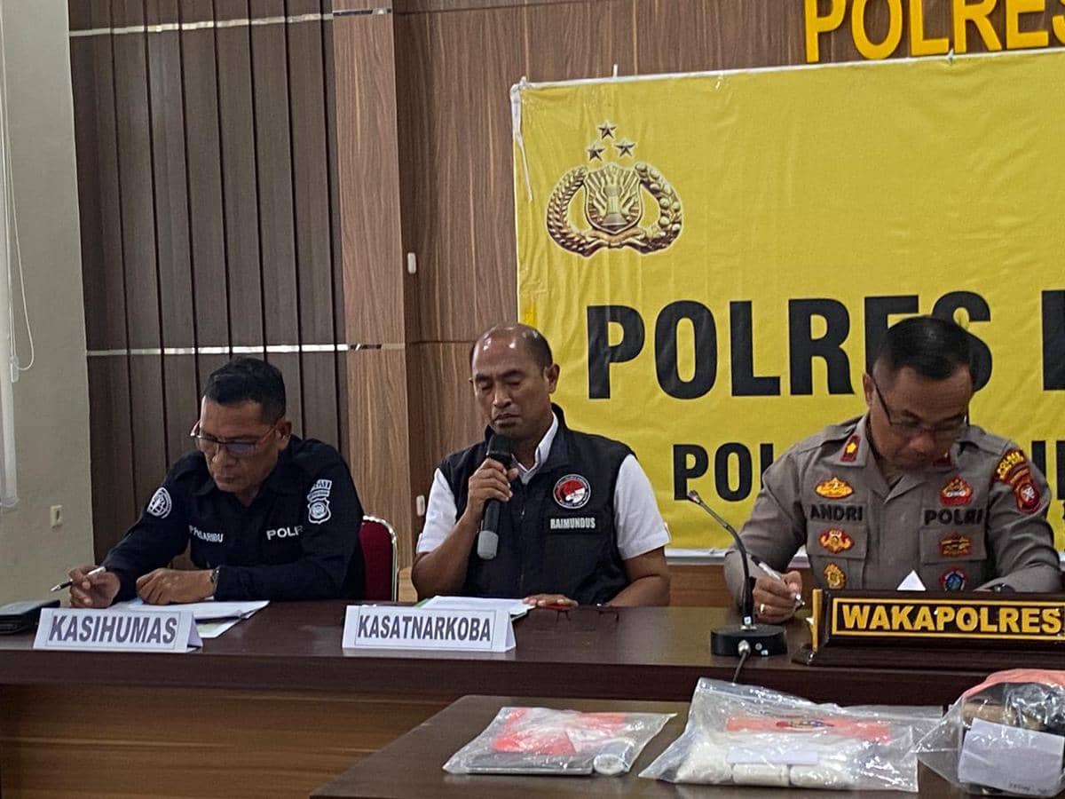 Polisi ungkap kasus penyelundupan narkoba. 