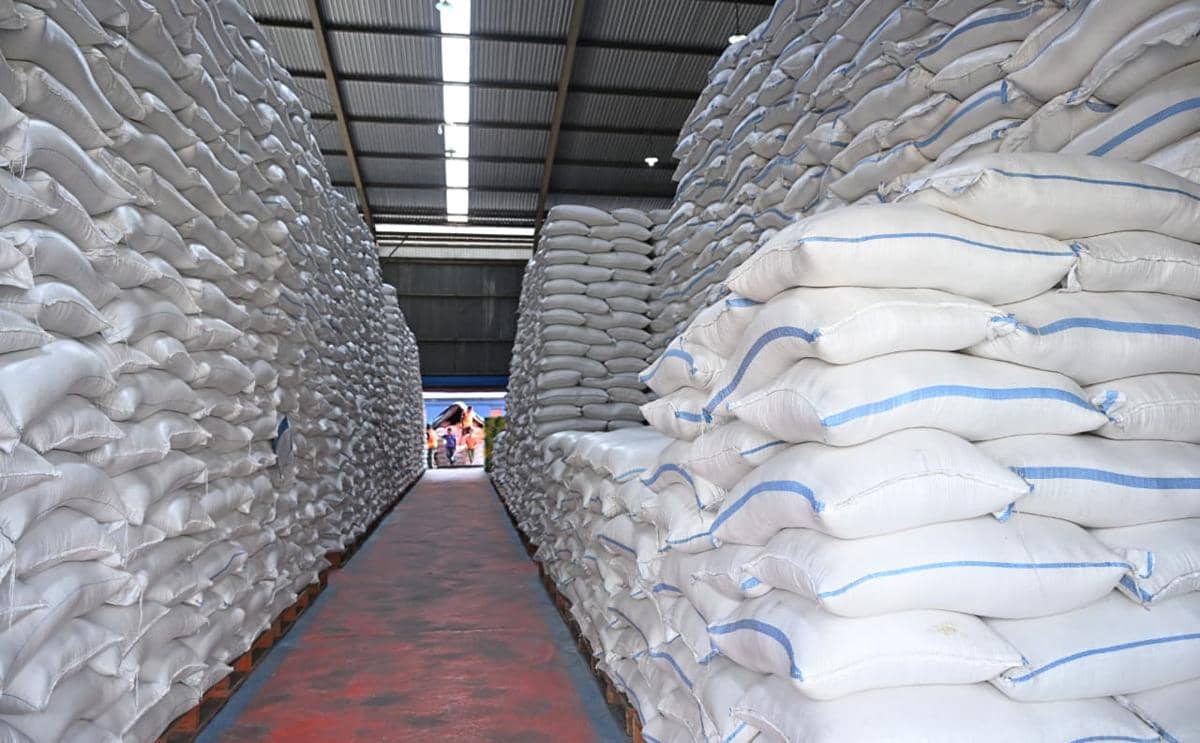 Presiden Prabowo Subianto saat sidak ke Kompleks Gudang Bulog Danurejo di Kabupaten Magelang, Jawa Tengah, Sabtu (18/4/2026). (Muchlis Jr/Biro Pers, Media, dan Informasi Sekretariat Presiden)