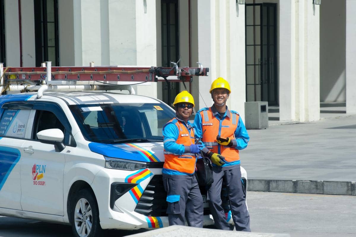 pln, petugas pln, tambah daya listrik