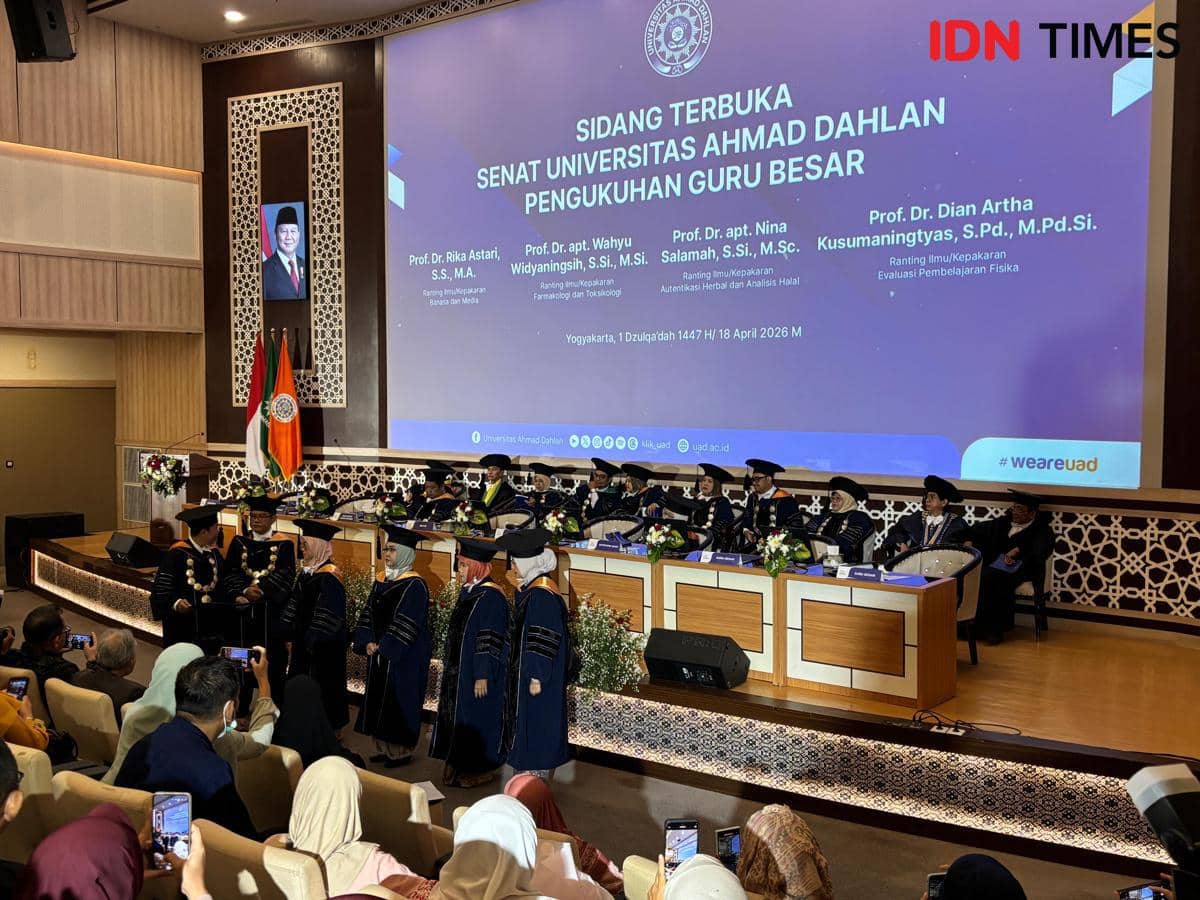 Universitas Ahmad Dahlan (UAD) mengukuhkan empat guru besar baru di Amphitarium Gedung Utama Kampus IV UAD, Sabtu (18/4/2026). 