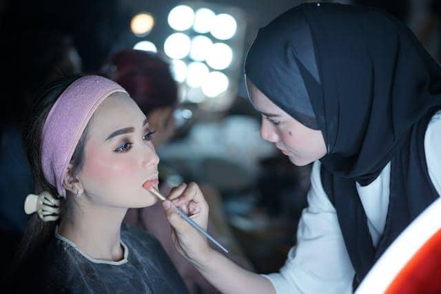 5 Alasan Kenapa Jasa Make Up Bisa Menghasilkan Cuan Setiap Hari