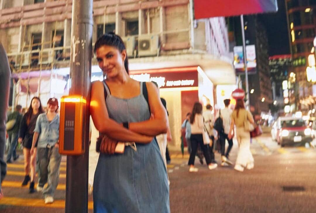 9 Potret Jacqueline Fernandez Liburan di Hong Kong, Stunning Pol!