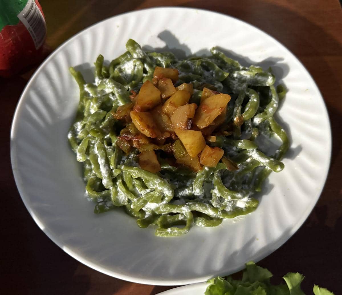 Shivit Oshi, hidangan mie hijau khas Khiva dengan warna alami dari dill.