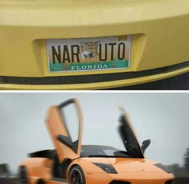 Pelat nomor mobil bertuliskan NARUTO dari Florida dan mobil sport oranye dengan pintu terbuka ke atas, menampilkan humor bertema anime.