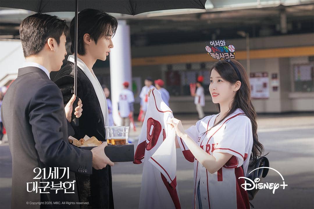 Seong Hui Ju (IU) dan I An (Byeon Woo Seok) dalam drakor Perfect Crown 