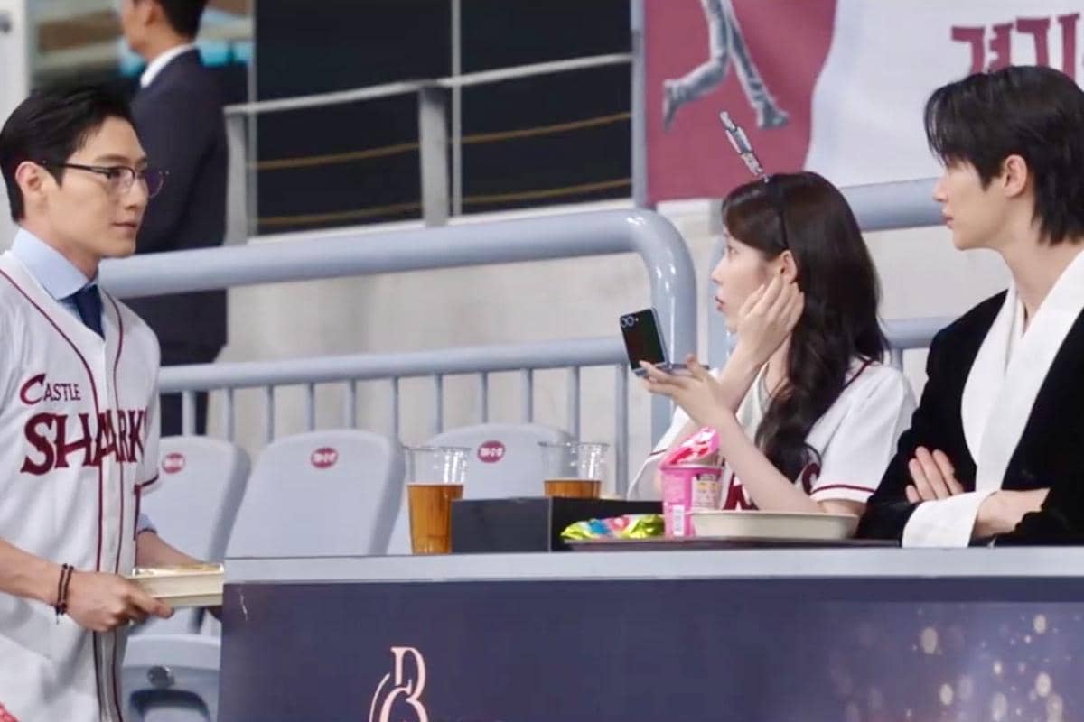 Seong Hui Ju (IU), I An (Byeon Woo Seok), dan Min Jung Woo (Noh Sang Hyun) dalam drakor Perfect Crown 