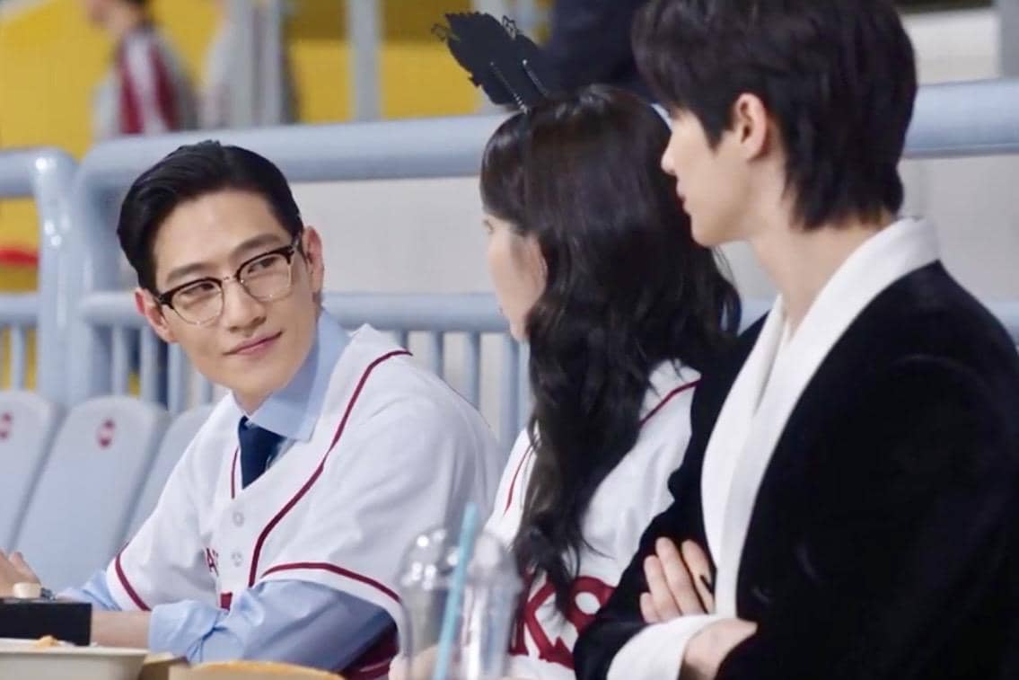 Seong Hui Ju (IU), I An (Byeon Woo Seok), dan Min Jung Woo (Noh Sang Hyun) dalam drakor Perfect Crown 