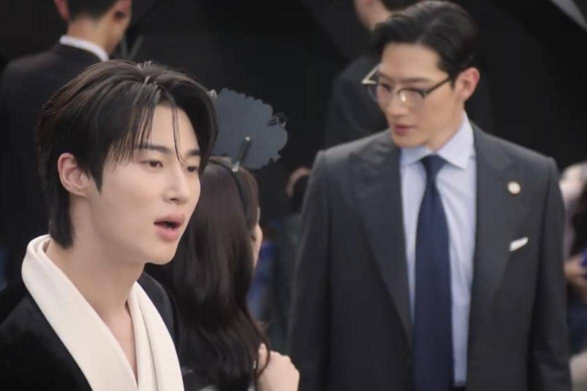 Seong Hui Ju (IU), I An (Byeon Woo Seok), dan Min Jung Woo (Noh Sang Hyun) dalam drakor Perfect Crown 