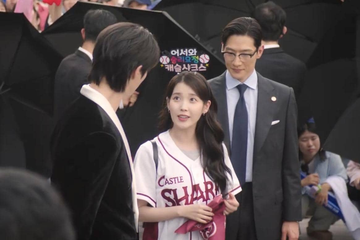 Seong Hui Ju (IU), I An (Byeon Woo Seok), dan Min Jung Woo (Noh Sang Hyun) dalam drakor Perfect Crown 