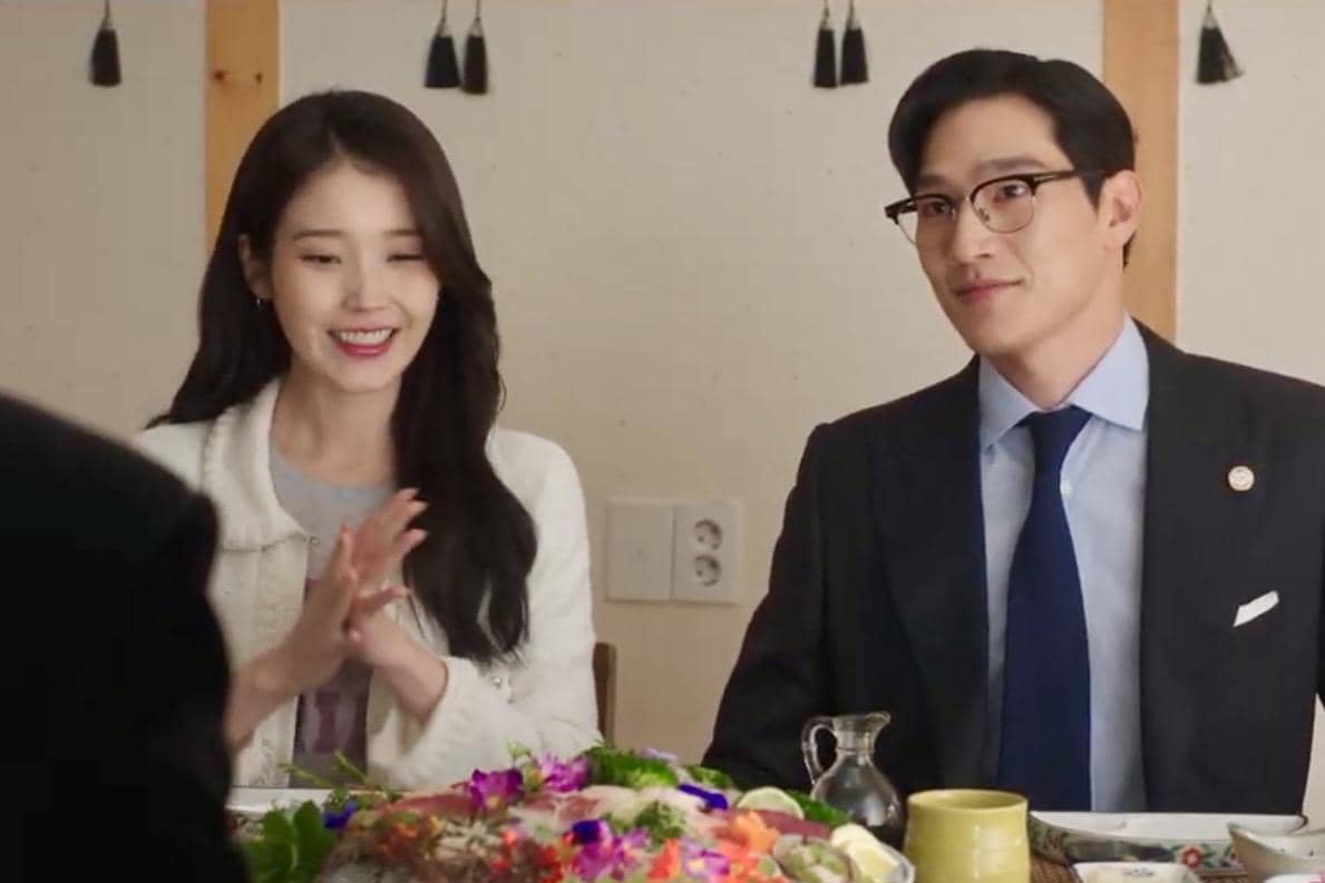 Seong Hui Ju (IU) dan Min Jung Woo (Noh Sang Hyun) dalam drakor Perfect Crown 