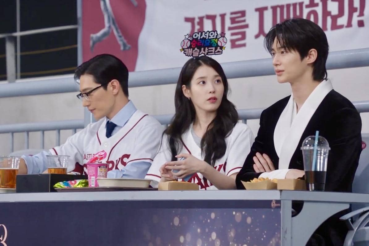 Seong Hui Ju (IU), I An (Byeon Woo Seok), dan Min Jung Woo (Noh Sang Hyun) dalam drakor Perfect Crown 