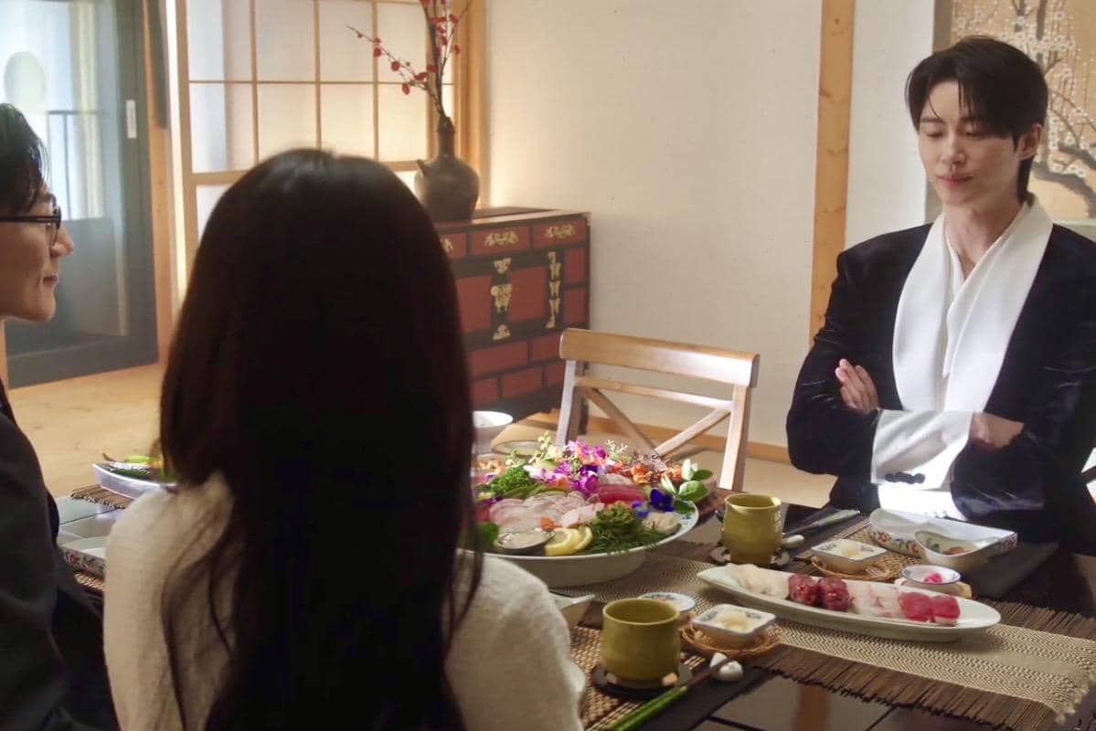 Seong Hui Ju (IU), I An (Byeon Woo Seok), dan Min Jung Woo (Noh Sang Hyun) dalam drakor Perfect Crown 