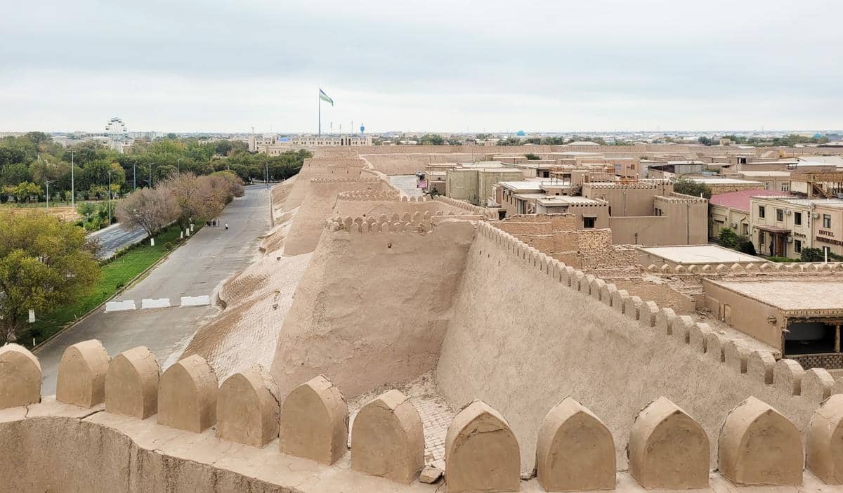 tembok kota tua Khiva yang masih berdiri kokoh sejak ratusan tahun lalu.