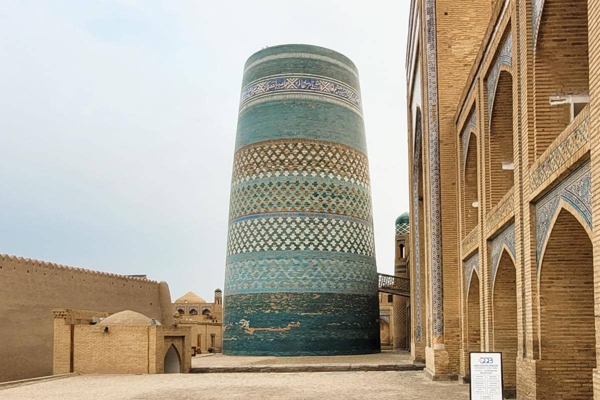 menara Kalta Minor, ikon Khiva yang tidak pernah selesai dibangun.