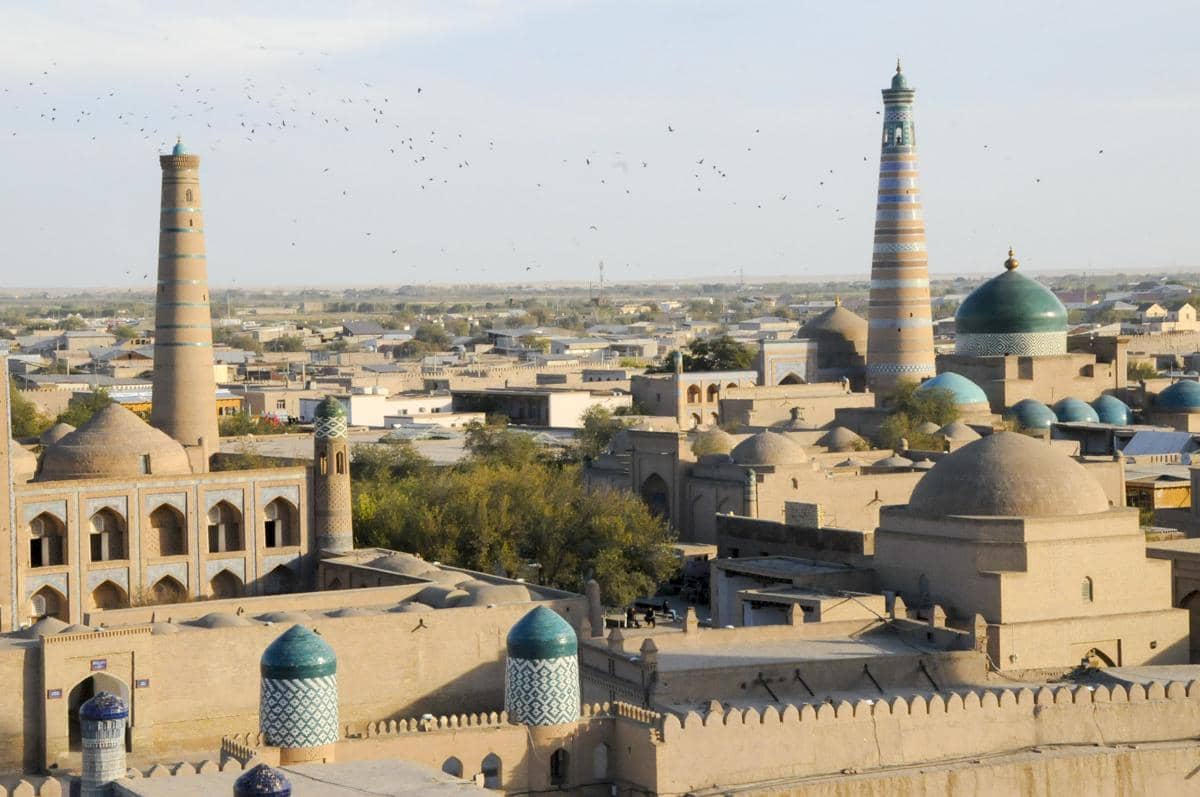panorama kota tua Khiva yang menjadi bagian dari jalur perdagangan dunia. 