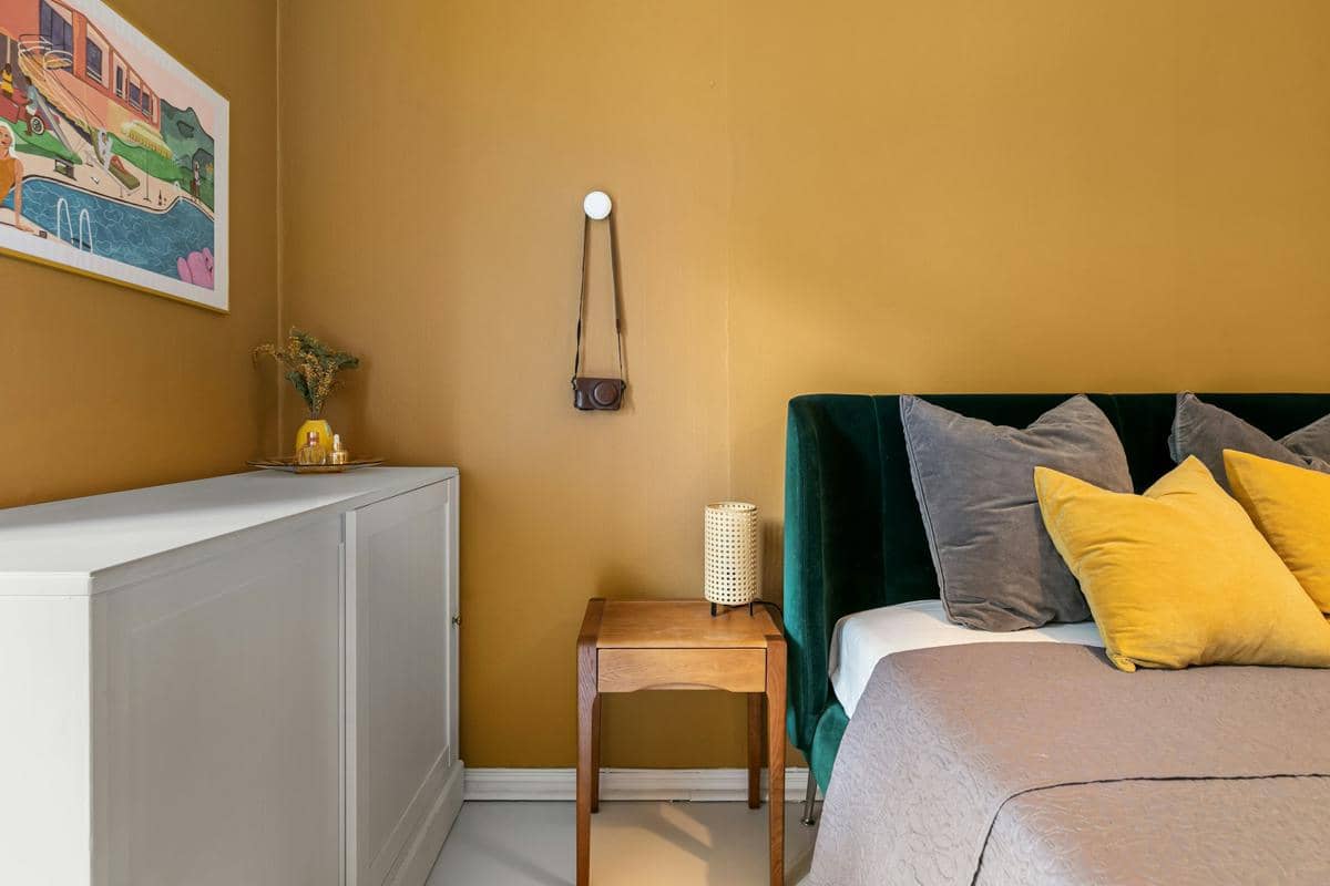 ilustrasi ruangan dengan warna kuning mustard