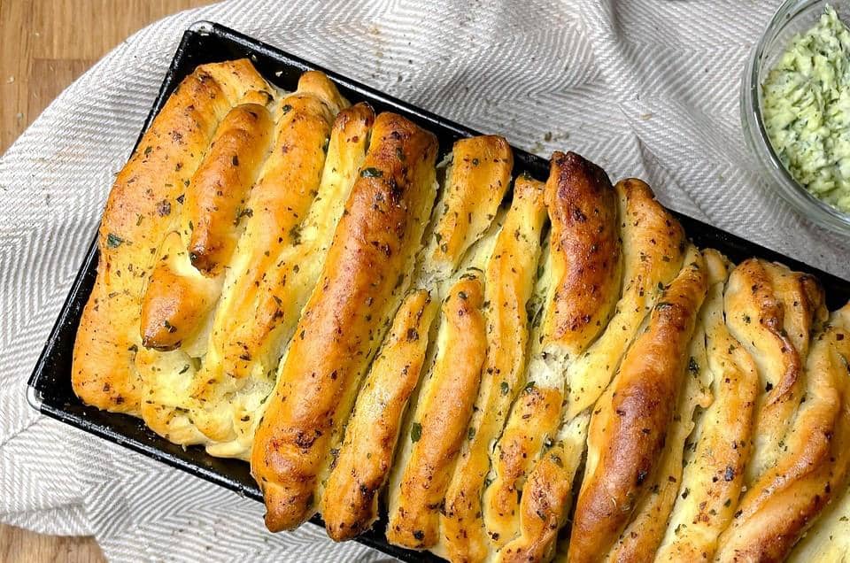 Resep Roti Sisir Garlic Mozzarella Lembut, Kejunya Lumer dan Wangi