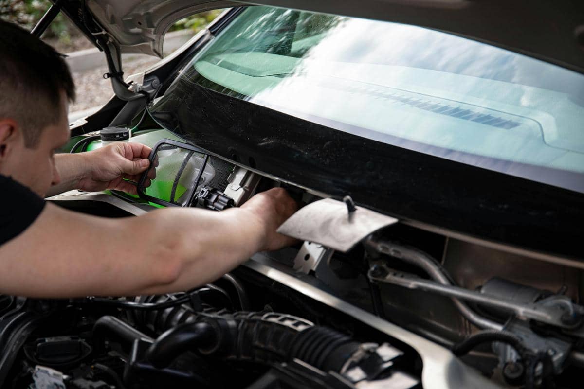 ilustrasi servis mobil 