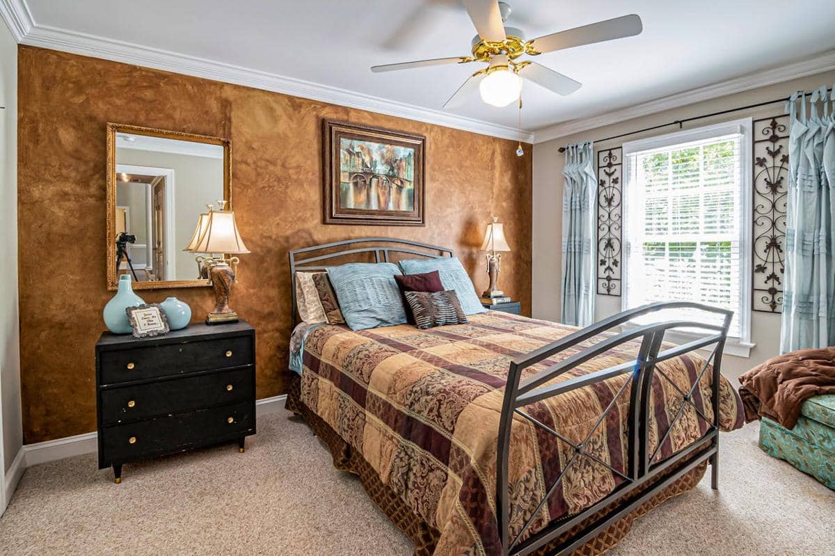 Ilustrasi master bedroom dengan nakas 