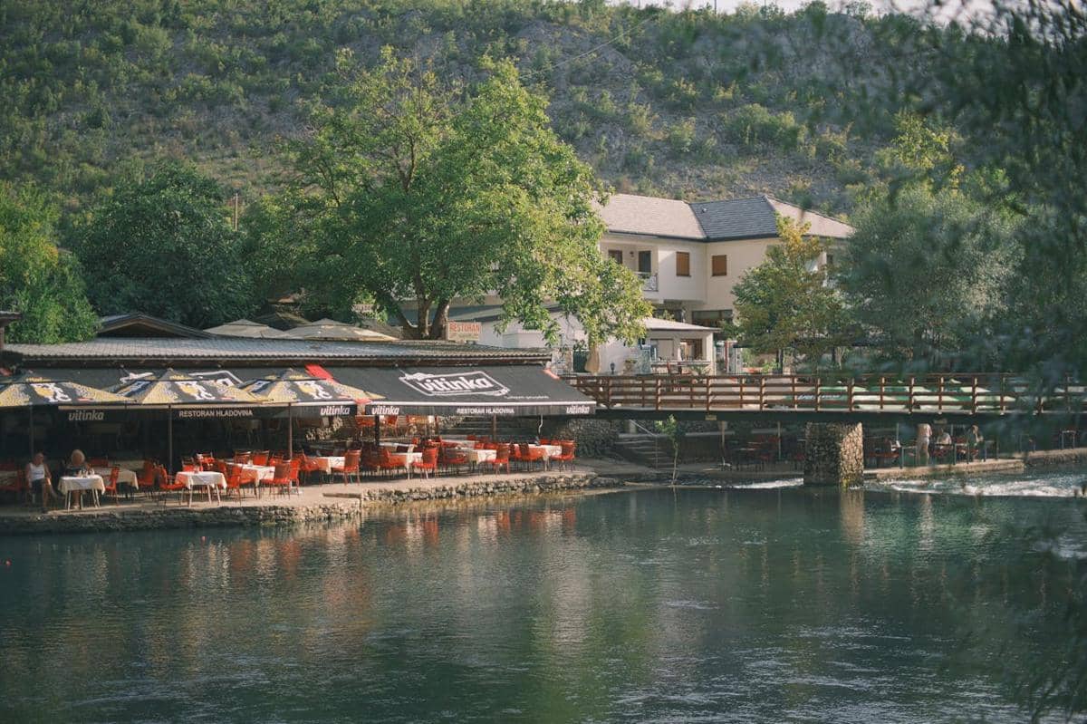 Ilustrasi kafe di pinggir sungai